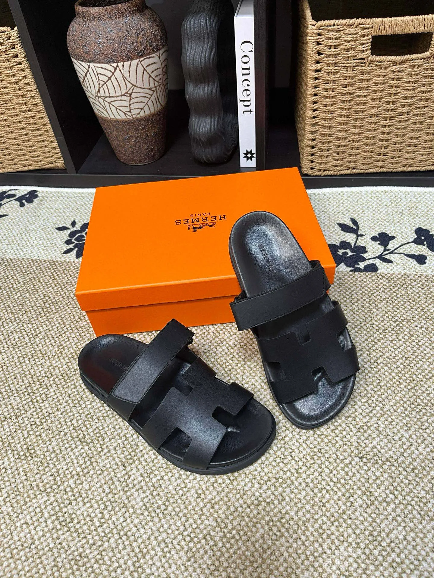 Factory price: 340💰Long-term availability Hermes men's Kazimir slippers for couples - top quality, Hermès woven calfskin functional sandals. The interwoven upper inspired by the "H" iconic pattern creates a casual look, which can be said to be a good companion for summer. Imported cowhide + cowhide lining + TU men's shoes💰Outsole Size: 35-46
